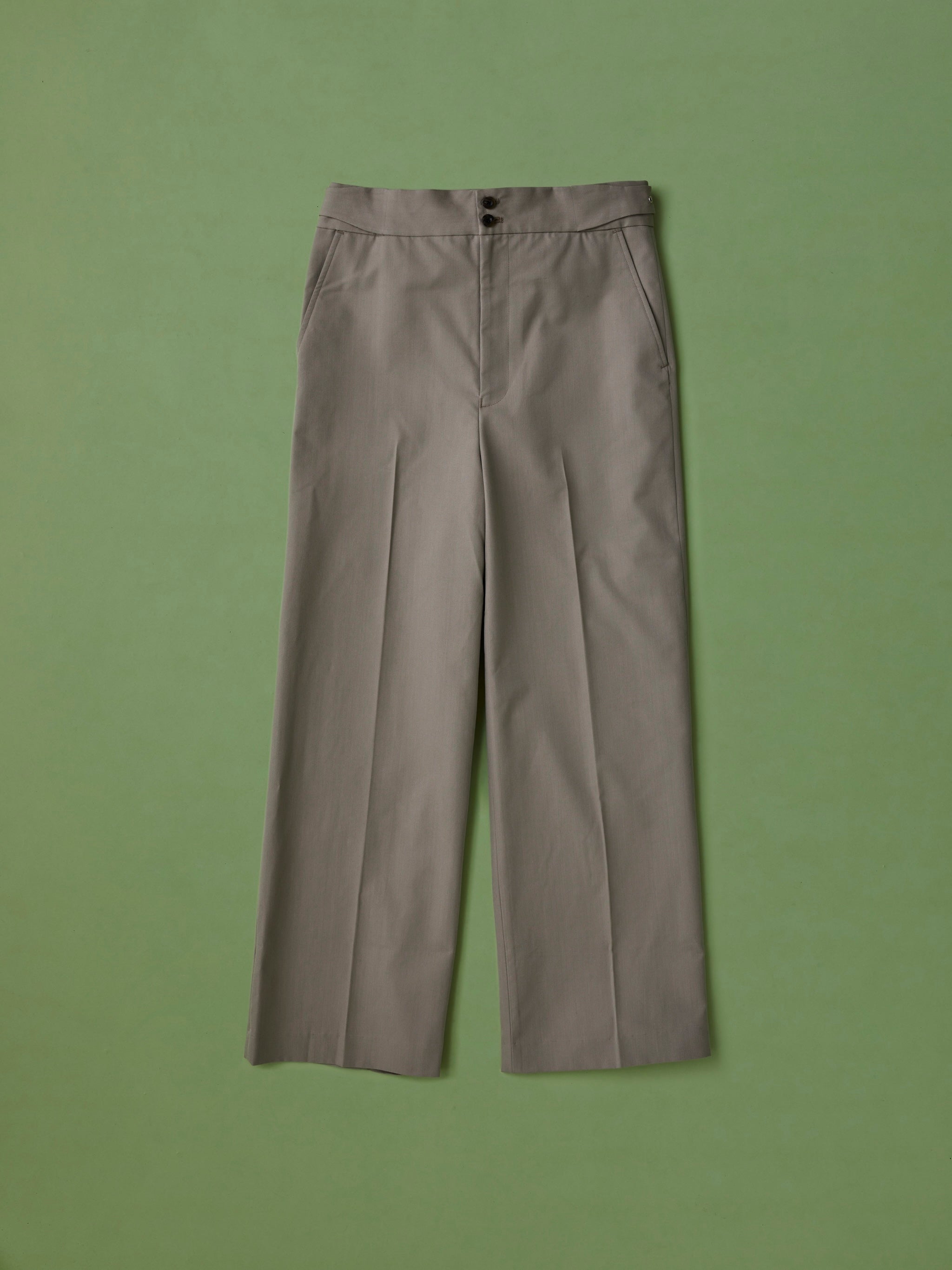 ラキネスのシンプルなベージュのパンツ
