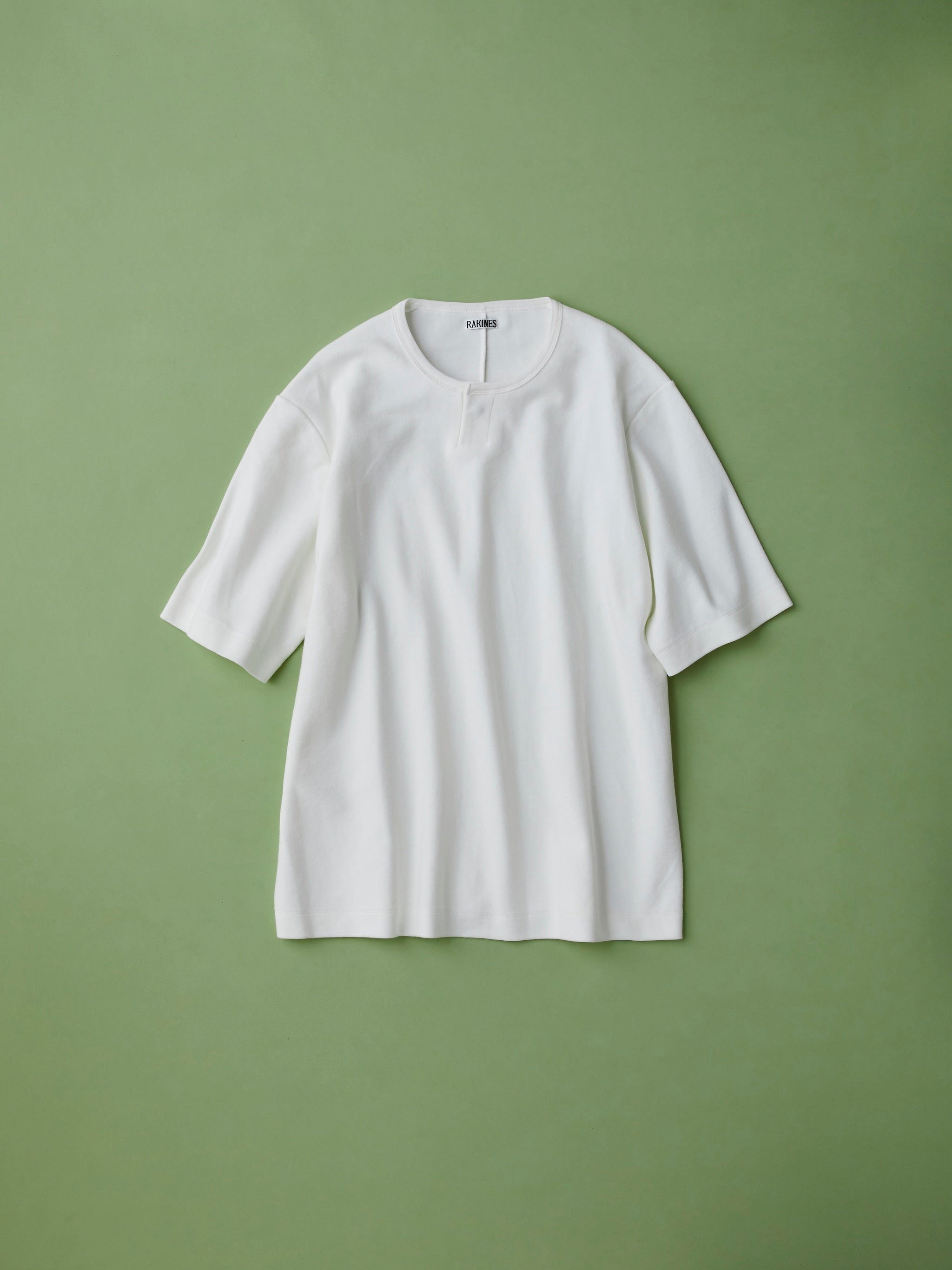 メンズの白いヘンリーネックTシャツ