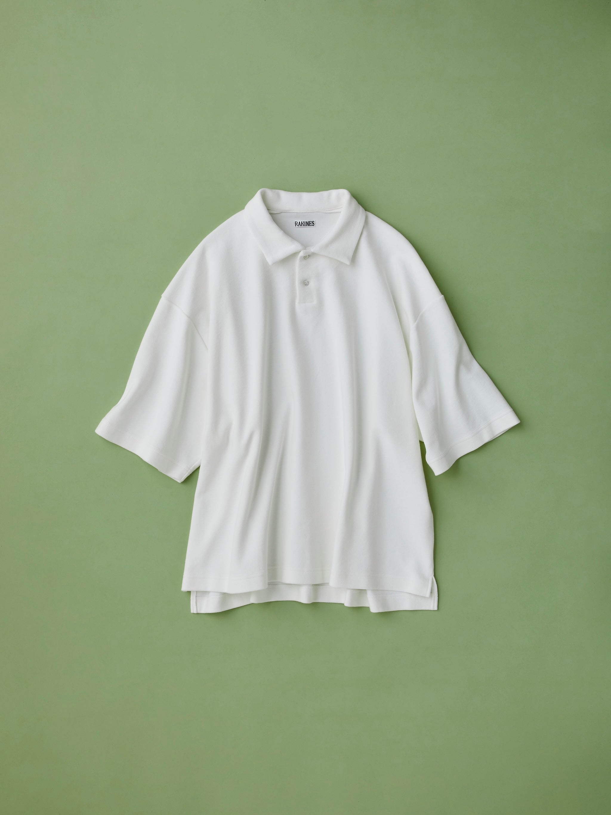 RAKINES SS2025の白い半袖ポロシャツ