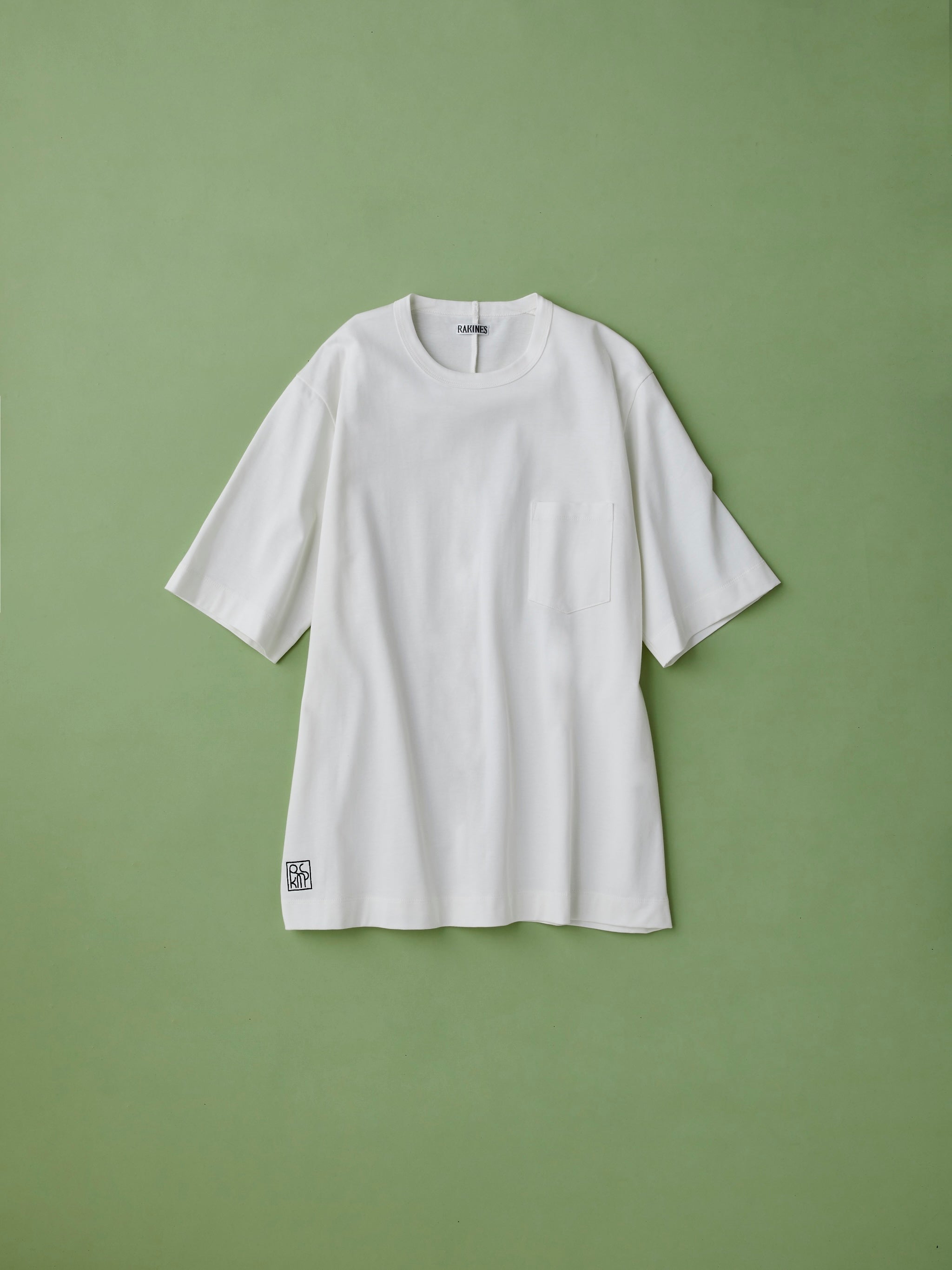 左下に刺繍でロゴが入った白いTシャツ