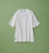 左下に刺繍でロゴが入った白いTシャツ